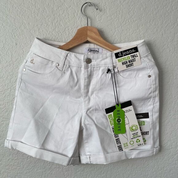 Woman’s white summer shorts - Picture 2 of 4